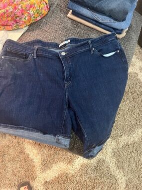 Levi’s Dark Wash Denim Shorts RE